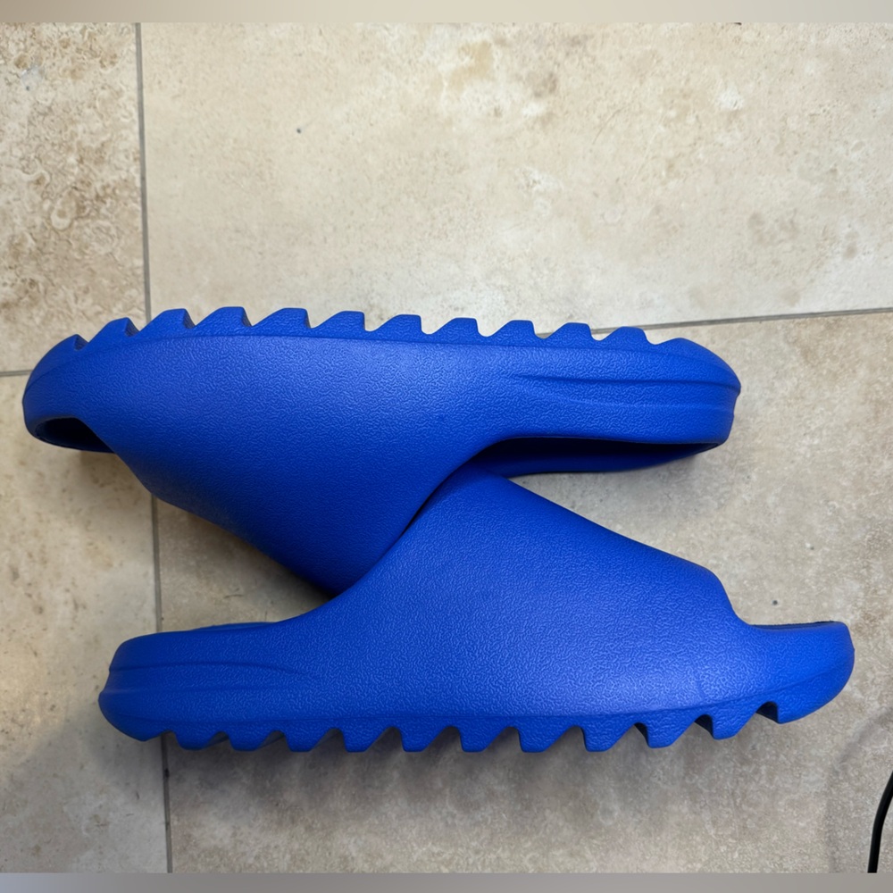 YEEZY slides (READ DESCRIPTION)